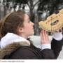 transferidor-a_girl_measures_the_height_of_a_tree_using_a_protractor_also_known_as_a_clinometer_using_basic_tr_bg2581.jpg